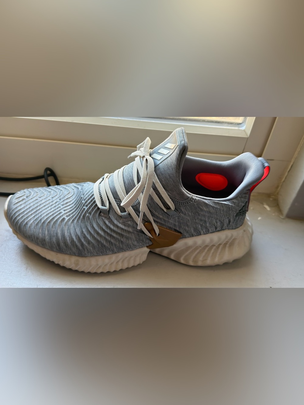 Mens size 10 adidas AlphaBOUNCE Instinct